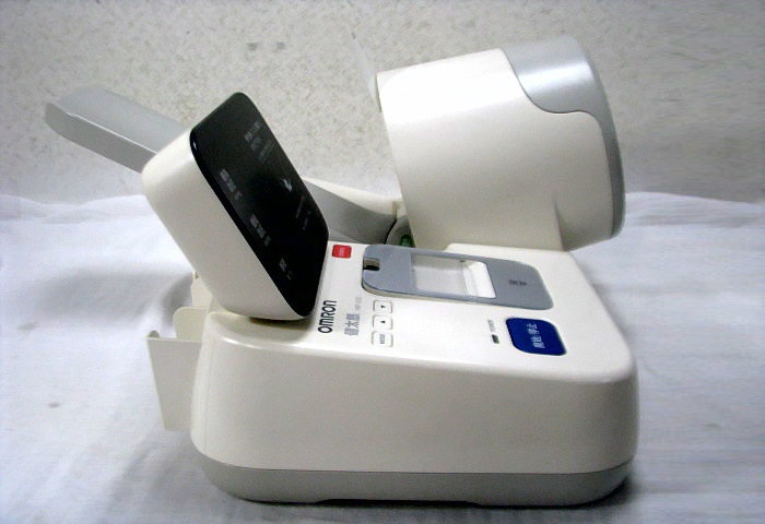 máy đo huyết áp tự động omron hbp-9020-7